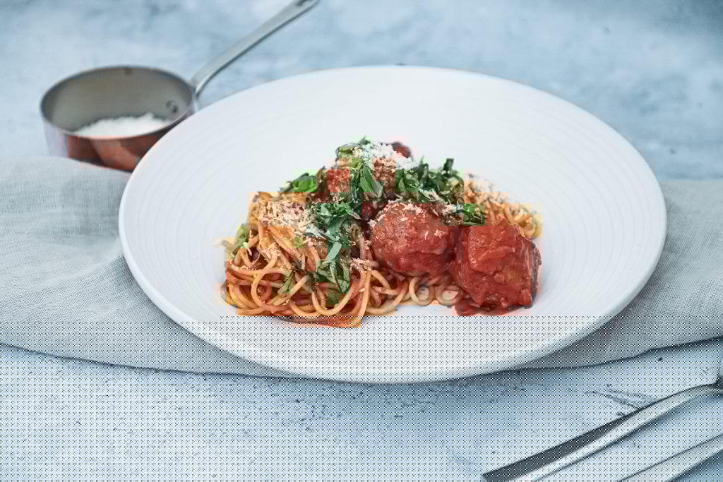 Opskrift på den bedste spaghetti med kødboller i cremet tomatsauce