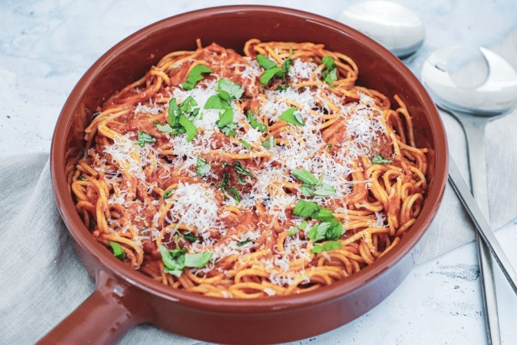Opskrift på den bedste spaghetti med kødboller i cremet tomatsauce