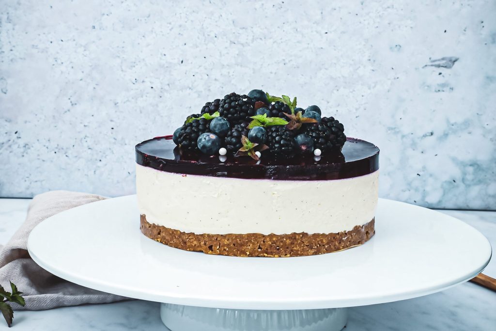 Cheesecake med brombær - Opskrift på nem og skøn cheesecake