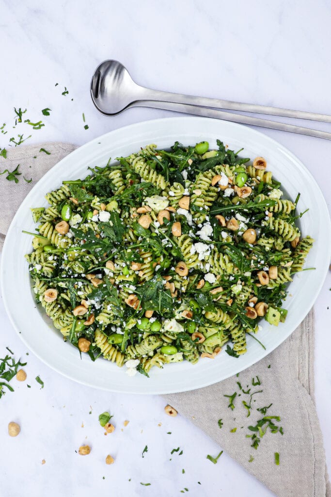 Pastasalat med pesto - Opskrift på pastasalat med pesto og feta