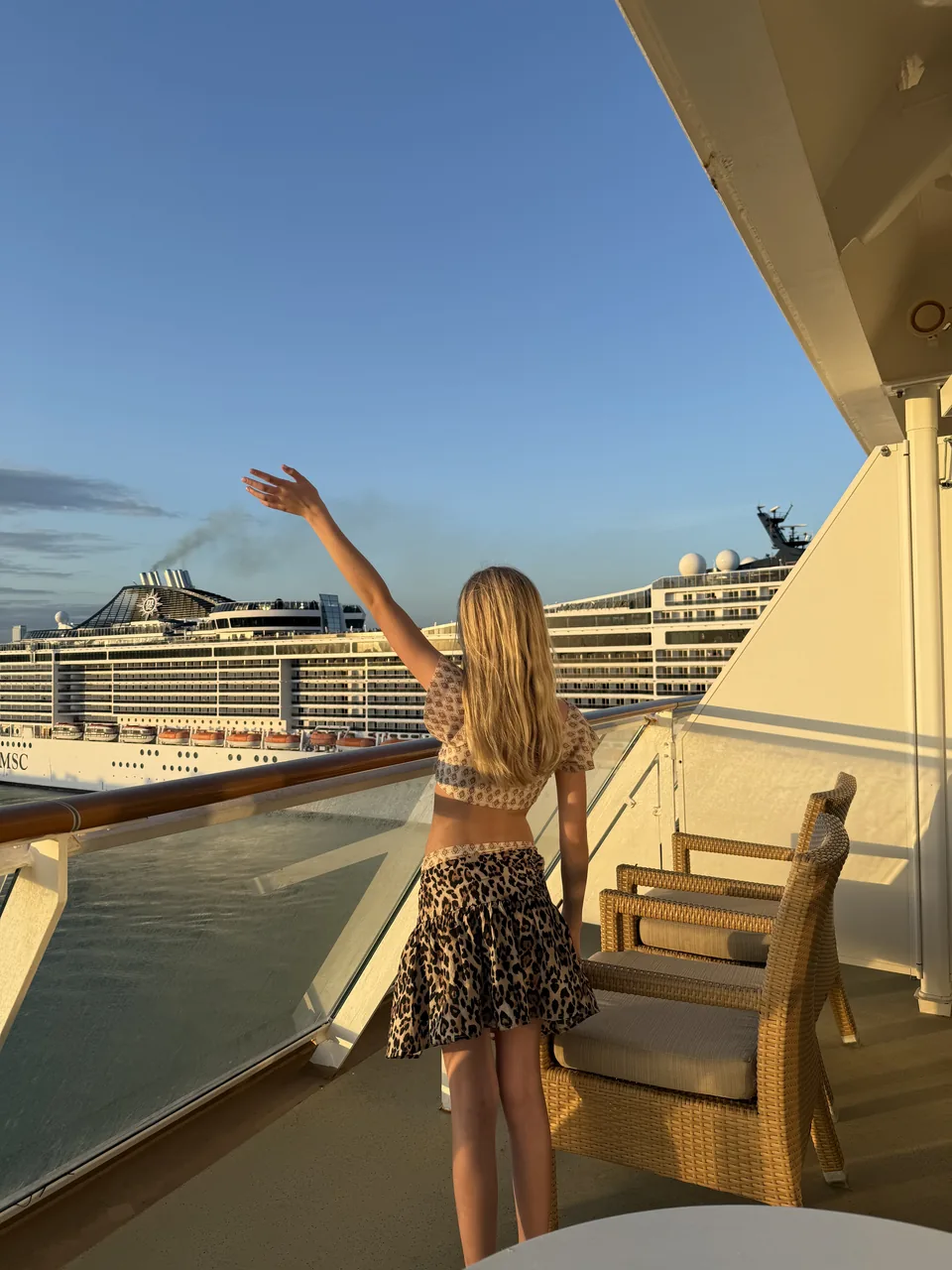 Vinken fra Haven-terrassen til et MSC-krydstogtskib i gyldent aftenlys ved afgang fra PortMiami