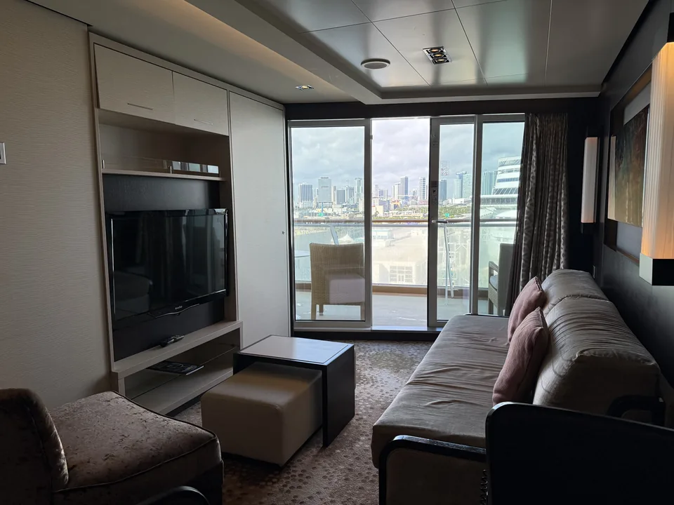 Stuen i Haven Aft-Facing Penthouse 13906 med sofa, tv og glasdøre ud til terrassen og Miamis skyline