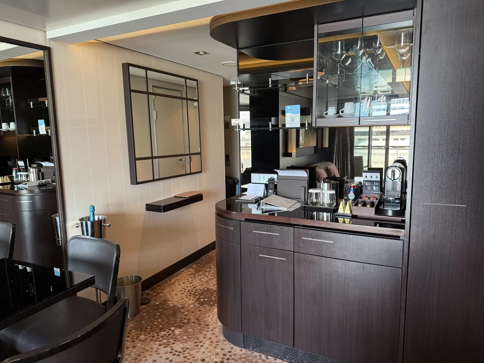 Bar- og kaffehjørne med Nespresso-maskine og vinglas i Haven-suite 13906 på Norwegian Escape