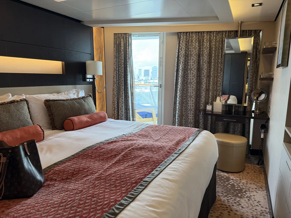 Soveværelset i Haven-suite 13906 med dobbeltseng, makeupbord og terrassedør med udsigt til Miami