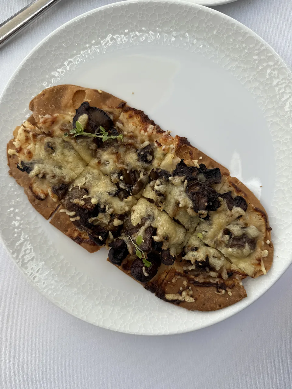 Fladbrød med svampe og smeltet ost til frokost i The Haven Restaurant på Norwegian Escape