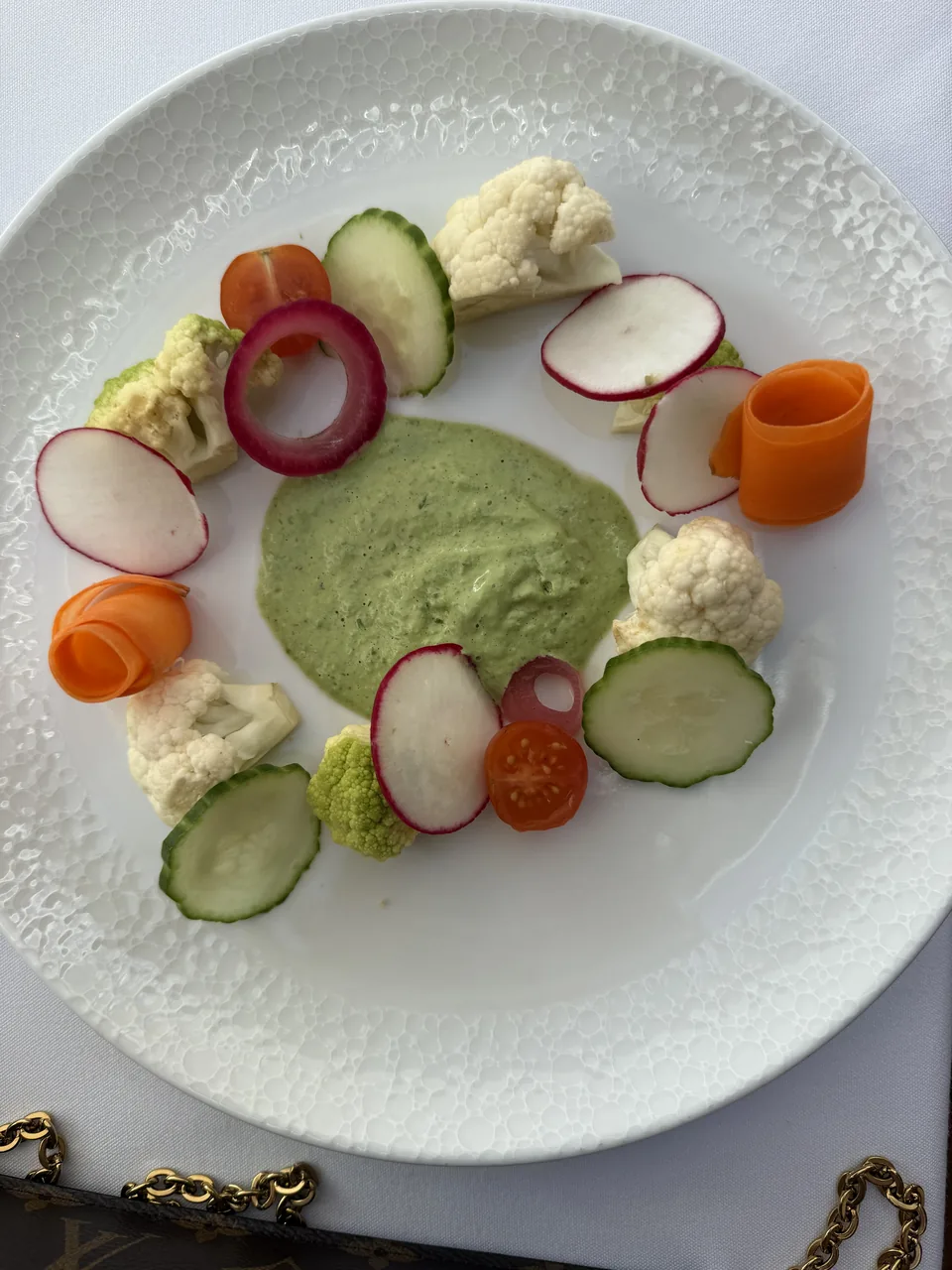 Rå grøntsager i en ring om grøn dip til frokost i The Haven Restaurant på Norwegian Escape