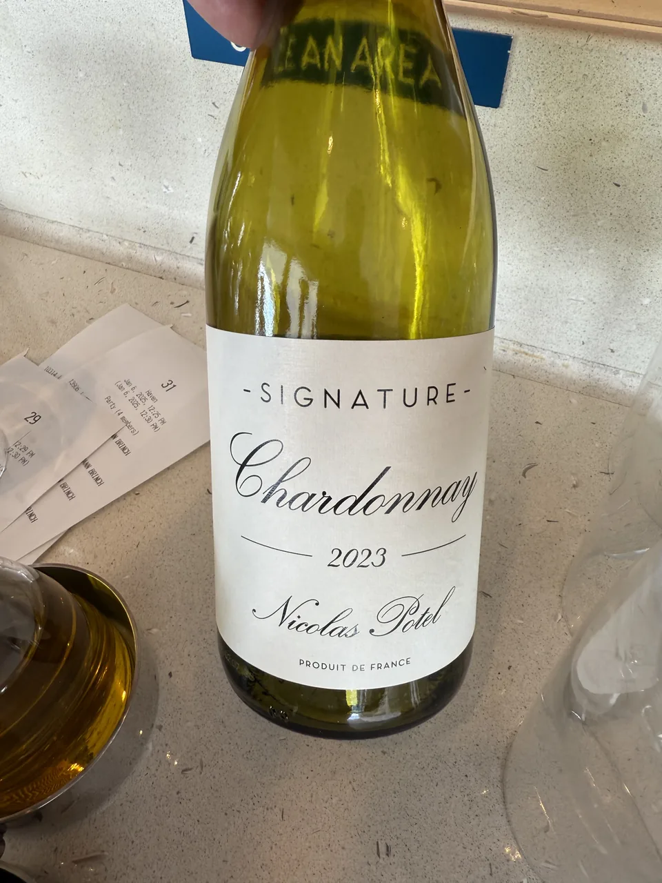 Flaske Signature Chardonnay 2023 fra Nicolas Potel på første dag ombord på Norwegian Escape