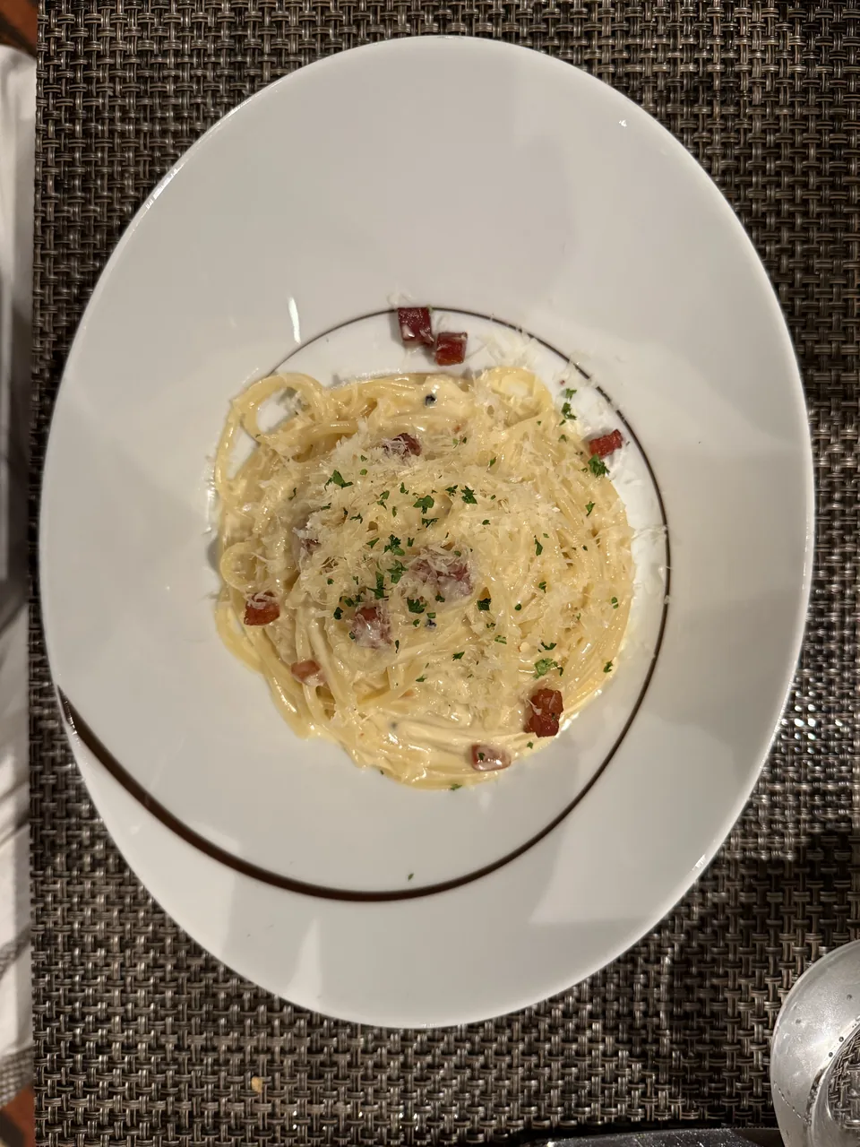 Spaghetti carbonara med pancetta og parmesan set oppefra på La Cucina på Norwegian Escape
