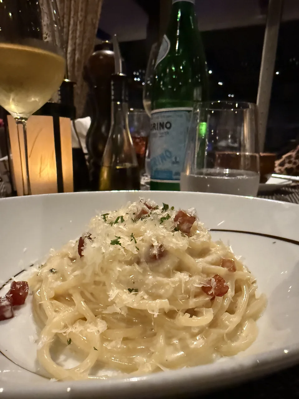 Spaghetti carbonara med parmesan og pancetta ved aftenbordet på La Cucina på Norwegian Escape