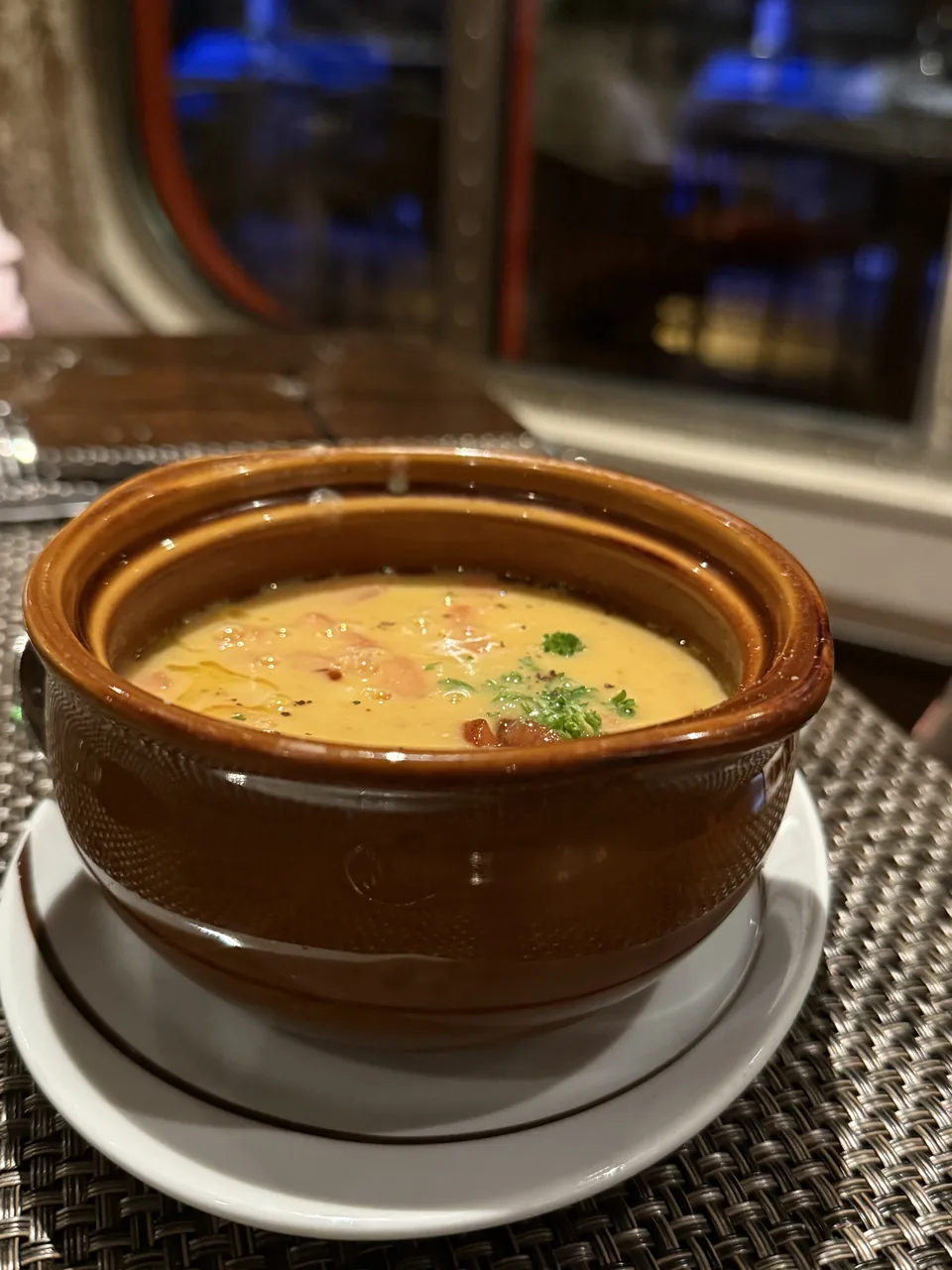 Cremet suppe i brun lerskål med persille på La Cucina, den italienske restaurant på Norwegian Escape