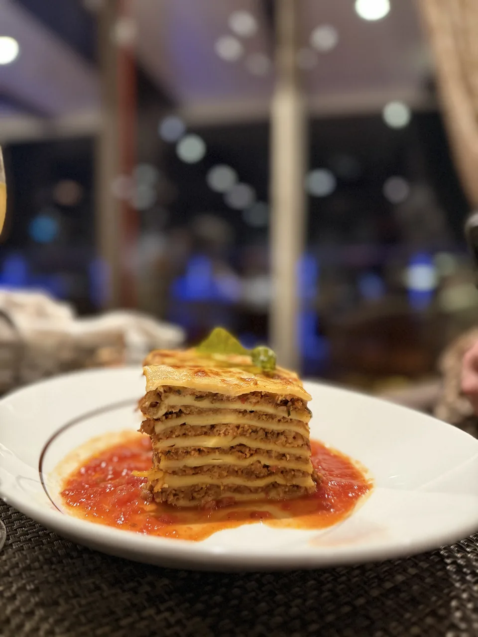 Lasagne med mange lag kødsauce på tomatsauce og basilikum på La Cucina på Norwegian Escape