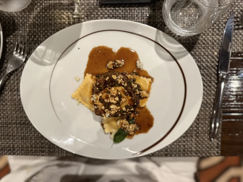 Bøf på ravioli med brun sauce, crumble og salvie set oppefra på La Cucina på Norwegian Escape