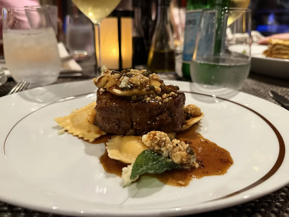 Bøf med ravioli, brun sauce og salvie serveret på La Cucina, den italienske restaurant på Norwegian Escape