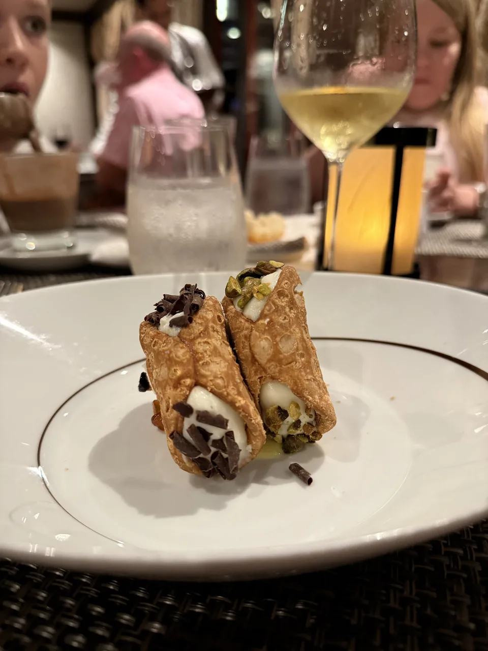To cannoli med chokoladespåner og pistacie til dessert på La Cucina på Norwegian Escape