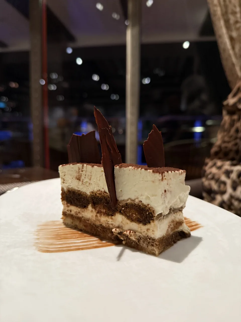 Tiramisu med kakao og chokoladeflager til dessert på La Cucina på Norwegian Escape