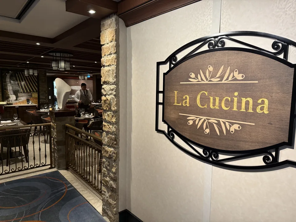 Skiltet ved indgangen til den italienske restaurant La Cucina på Norwegian Escape