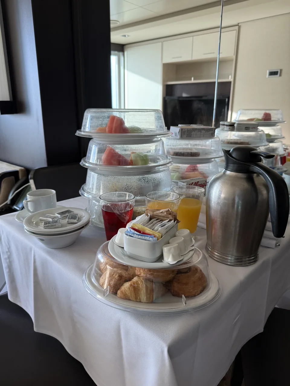 Morgenmad fra room service i suite 13906 med frugt, croissanter, juice og kaffe på Norwegian Escape