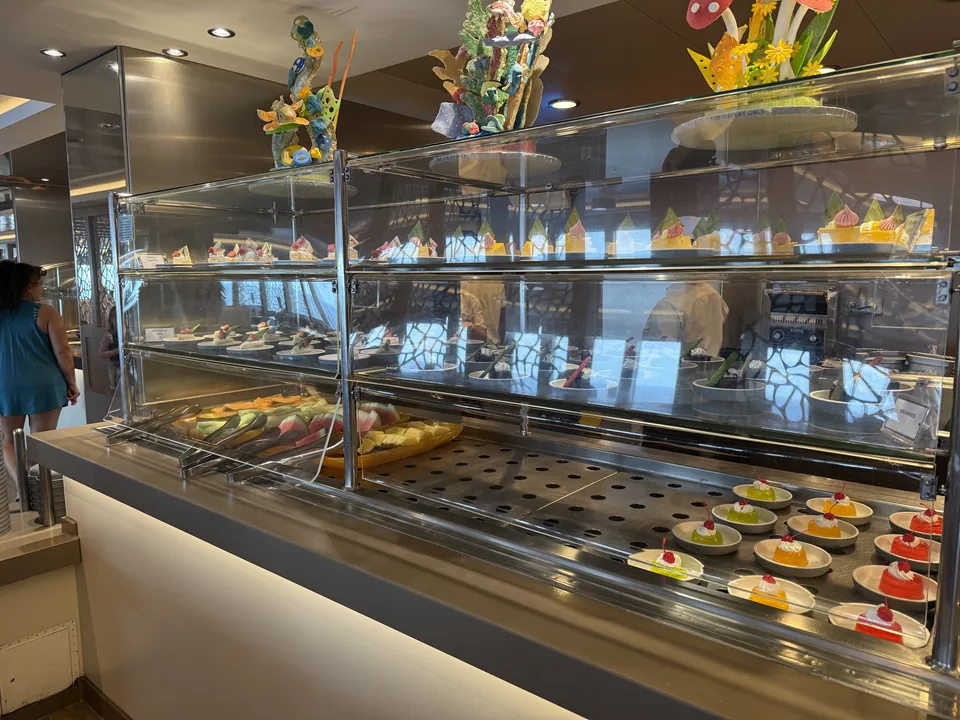 Dessertdisken på Garden Café-buffeten med små kager og desserter på Norwegian Escape