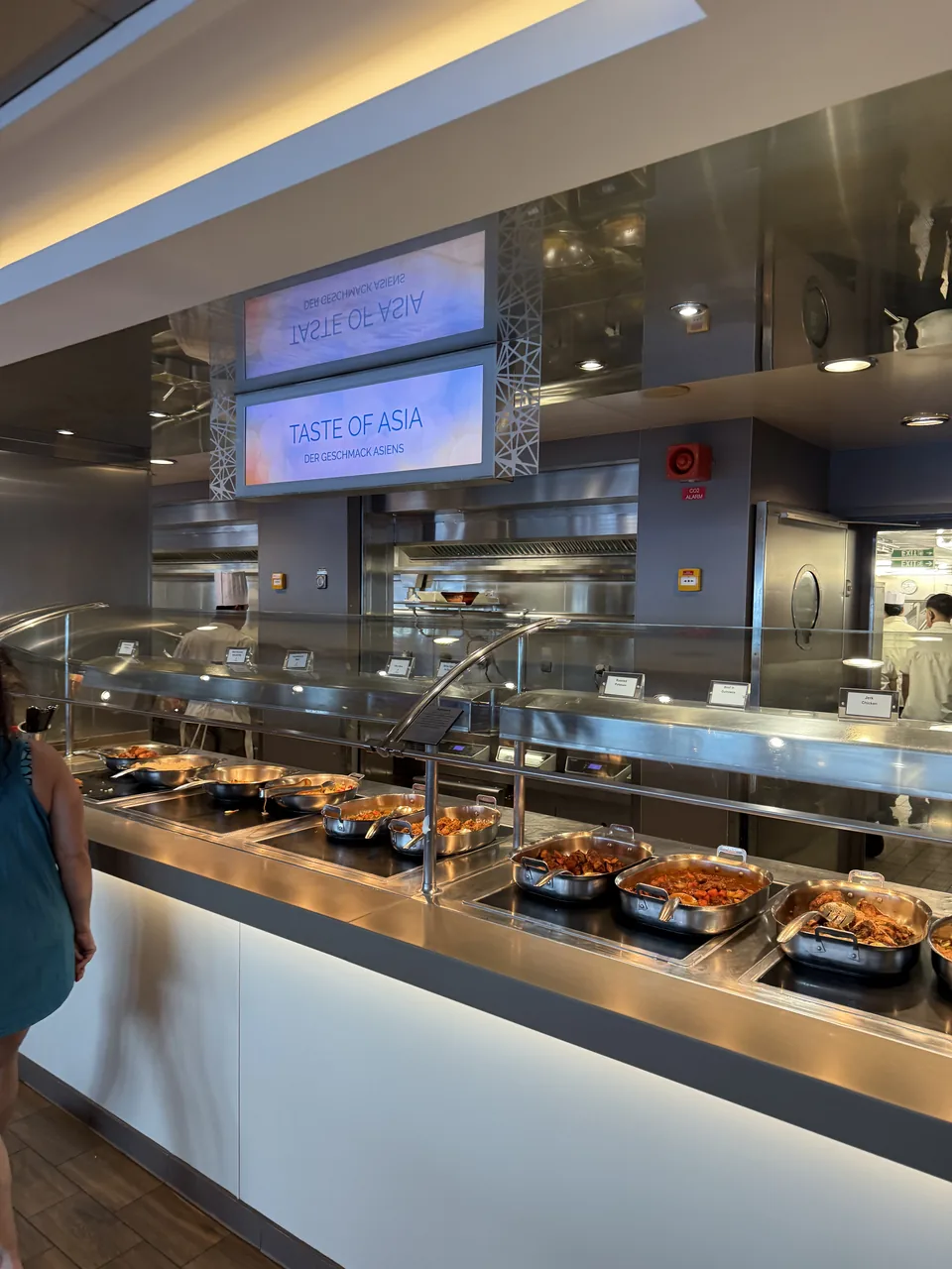 Buffetstationen Taste of Asia med varme asiatiske retter i Garden Café på Norwegian Escape