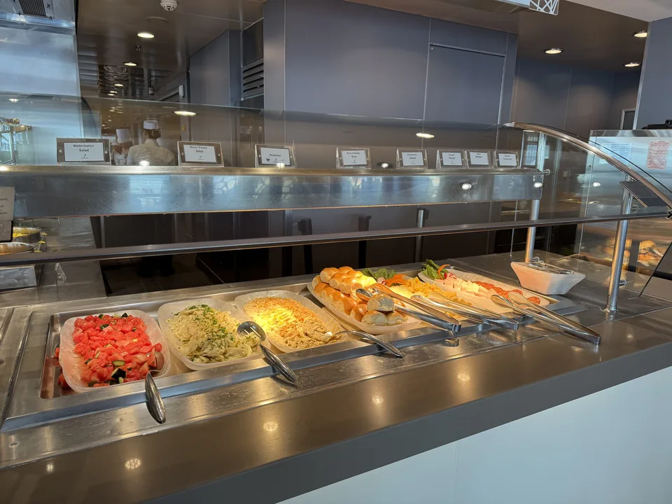 Kolde salater og brødboller på buffeten i Garden Café på Norwegian Escape