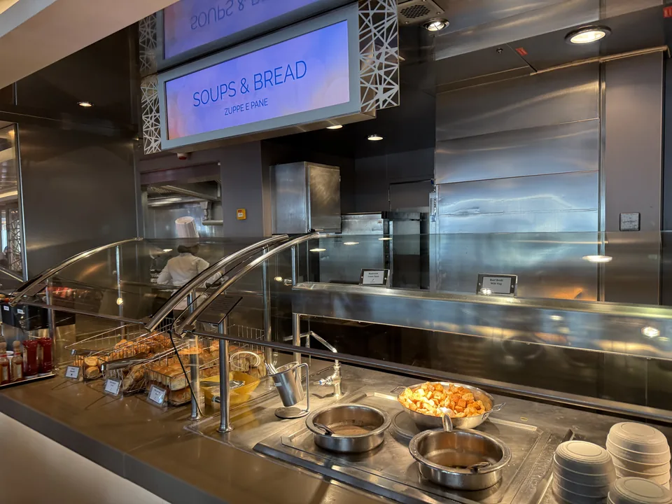 Stationen Soups & Bread med suppe og brød på buffeten i Garden Café på Norwegian Escape