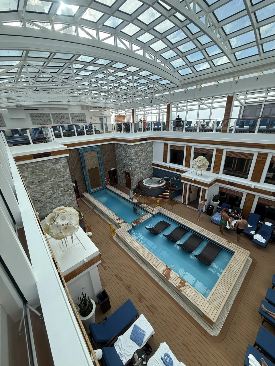 Den private pool i Haven Courtyard under glastaget, set fra etagen over, på Norwegian Escape
