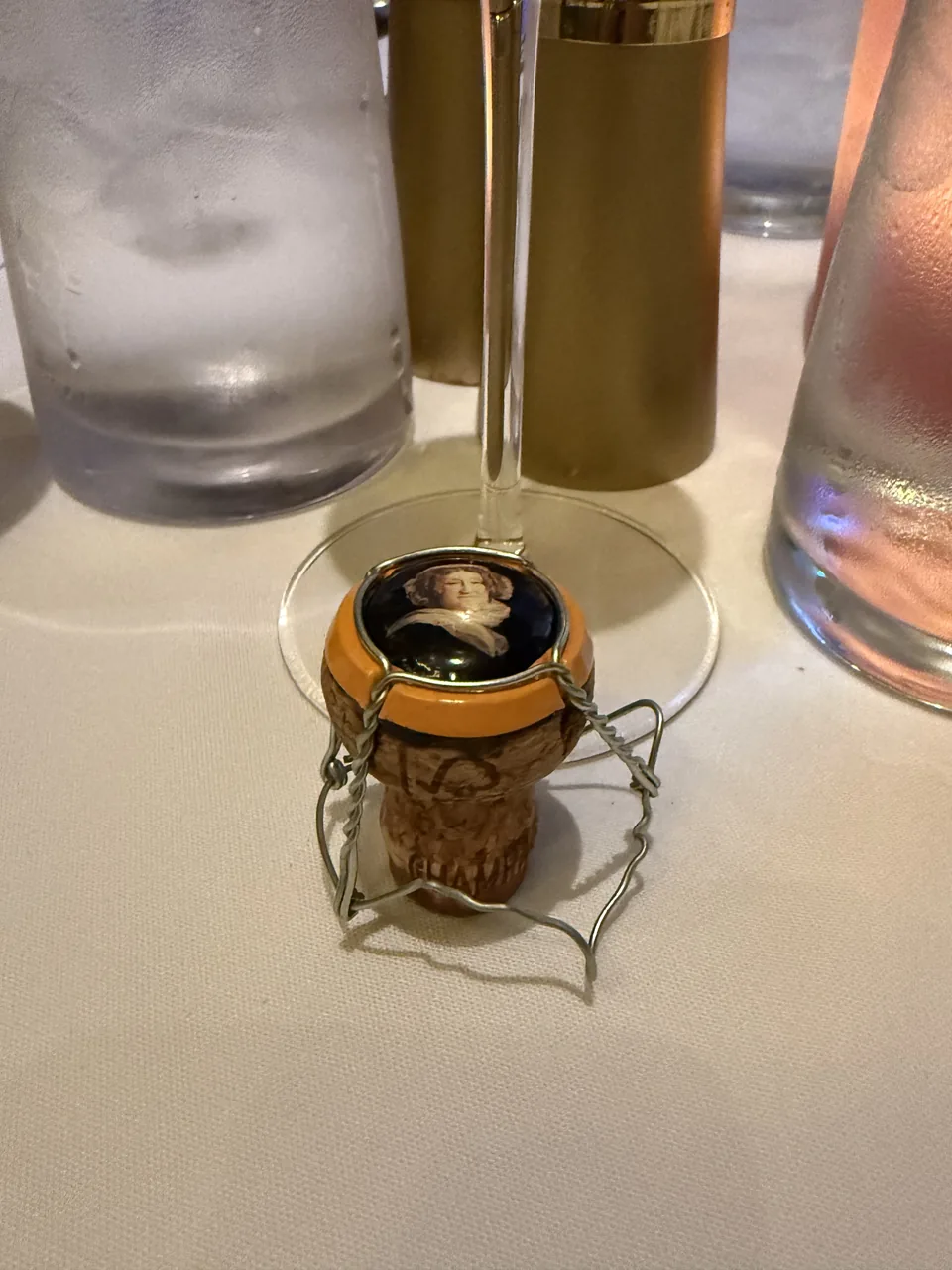 Champagneprop fra Veuve Clicquot på den hvide dug ved middagen på Le Bistro, Norwegian Escape