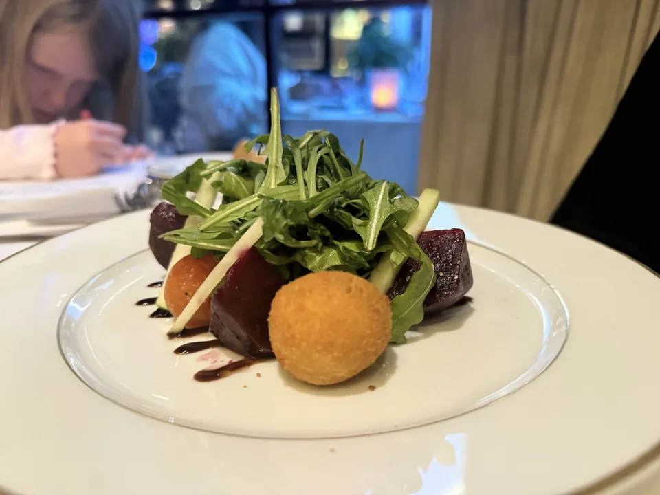 Rødbedesalat med rucola og en sprød friteret kugle som forret på Le Bistro på Norwegian Escape