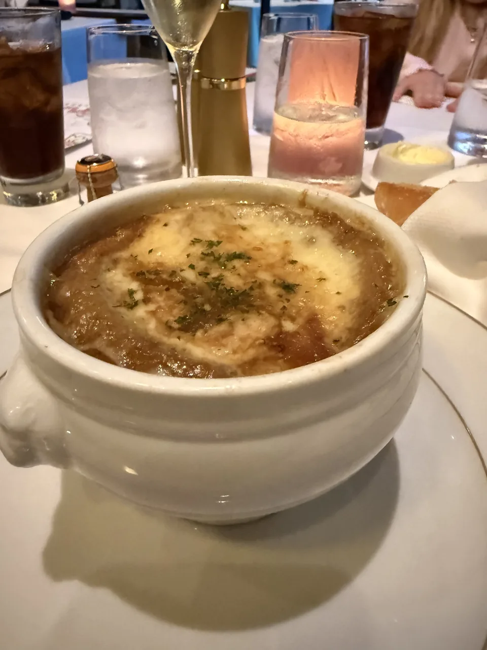 Gratineret fransk løgsuppe med smeltet ost som forret på Le Bistro på Norwegian Escape