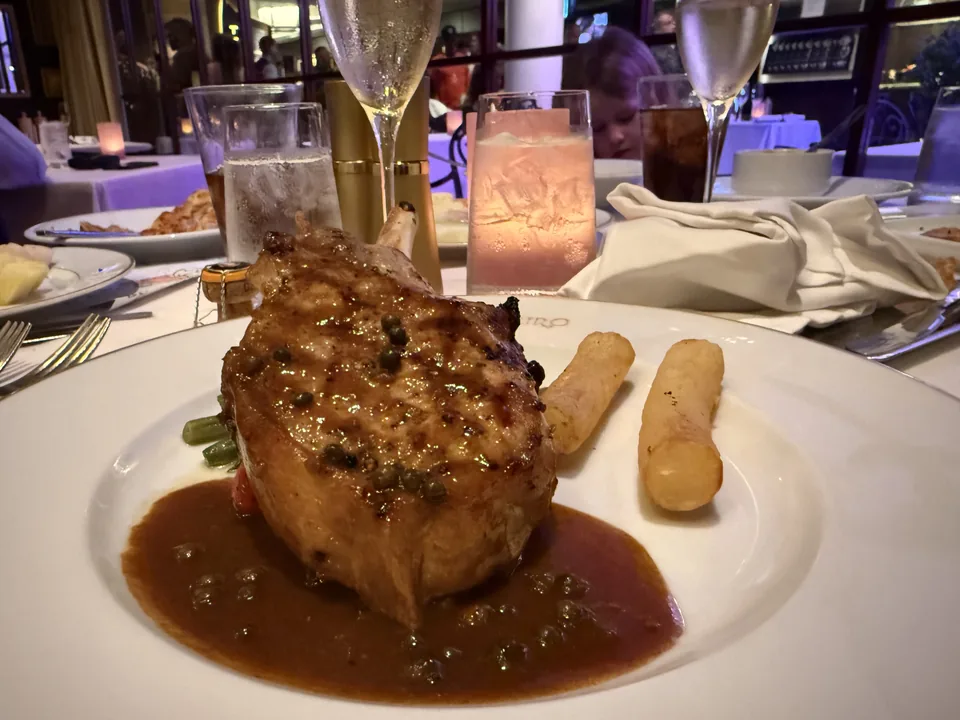 Svinekotelet med grøn pebersauce og grønne bønner som hovedret på Le Bistro på Norwegian Escape