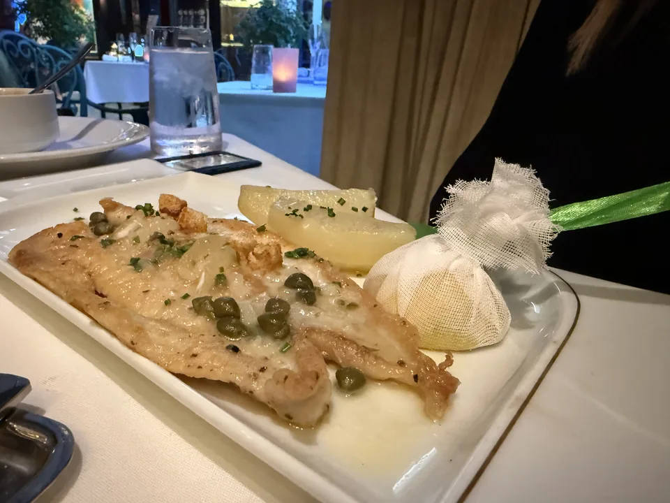 Sole meunière med kapers og citron i gaze som hovedret på Le Bistro på Norwegian Escape