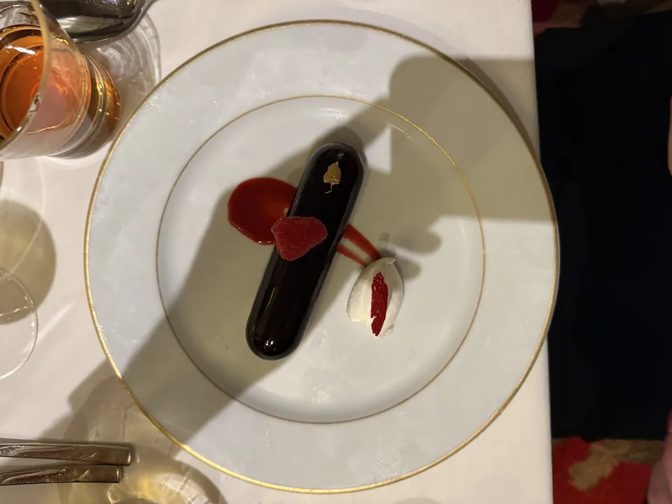 Chokolademousse med hindbær og creme set ovenfra som dessert på Le Bistro på Norwegian Escape