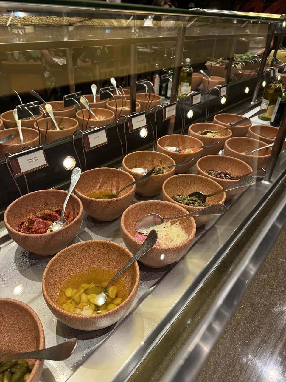 Salatbaren på Moderno Churrascaria på Norwegian Escape med soltørrede tomater, hvidløg i olie og kapers