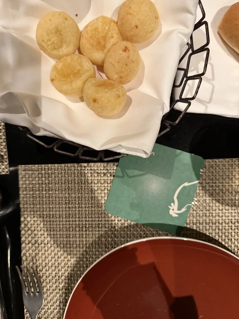 Pão de queijo i brødkurv ved bordet på Moderno Churrascaria på Norwegian Escape