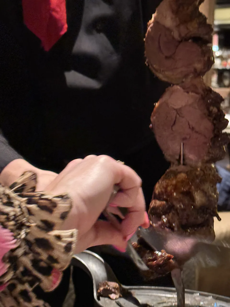 Kød på spyd skæres ud direkte ved bordet på Moderno Churrascaria på Norwegian Escape