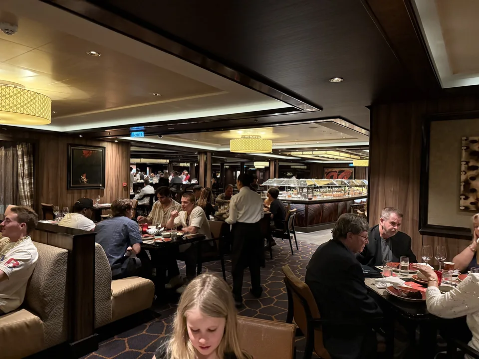 Restaurantsalen på Moderno Churrascaria på Norwegian Escape med gæster og salatbaren i baggrunden