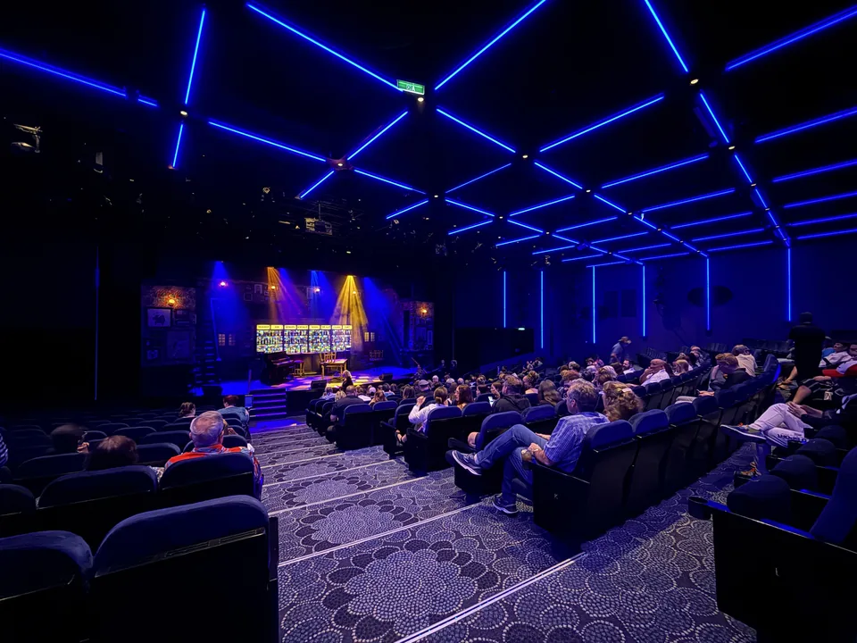 Escape Theater på Norwegian Escape med blåt lysloft og scenen klar til The Choir of Man