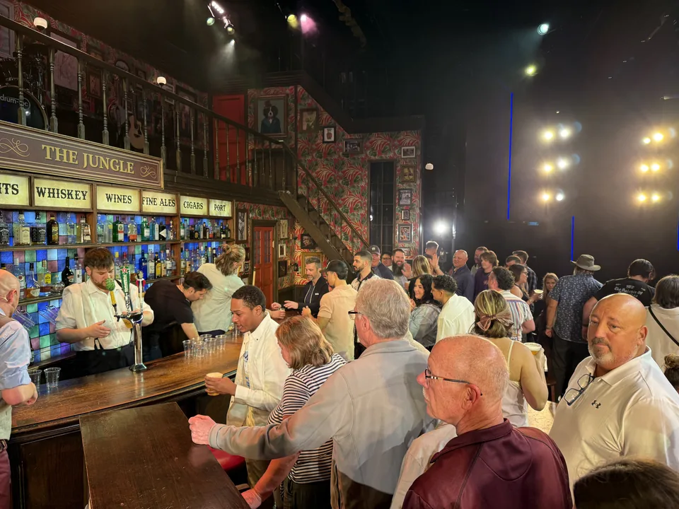 Publikum henter øl i pubbaren The Jungle på scenen før The Choir of Man i Escape Theater
