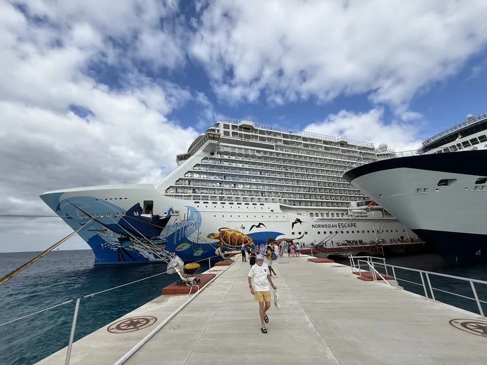 Norwegian Escape med Guy Harvey-bemalet stævn ved krydstogtmolen i Puerta Maya på Cozumel