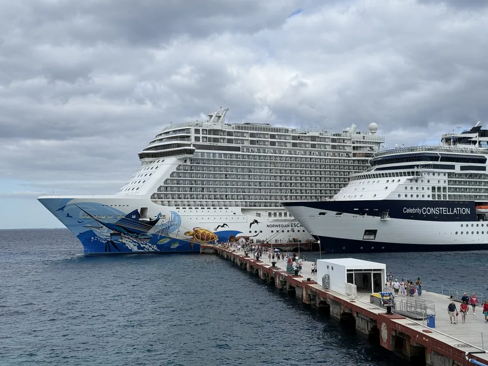 Norwegian Escape og Celebrity Constellation side om side ved krydstogtmolen i Puerta Maya på Cozumel