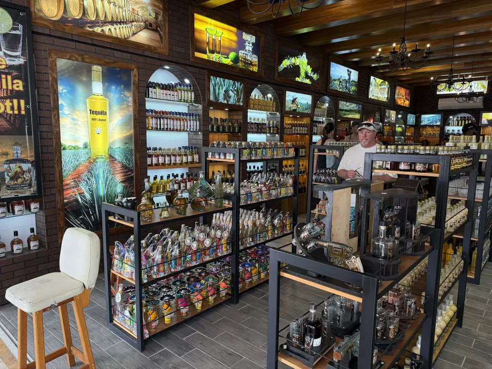 Tequilabutik med hylder fyldt med tequila og likører ved krydstogthavnen på Cozumel