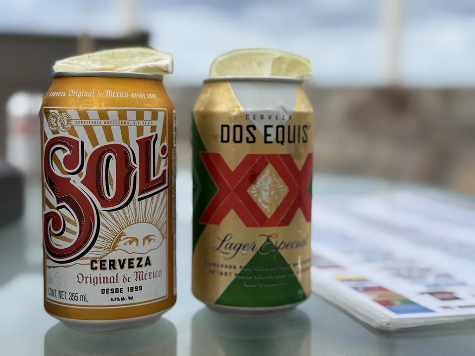 Mexicanske dåseøl, Sol og Dos Equis, med lime på et bord i en strandbar på Cozumel