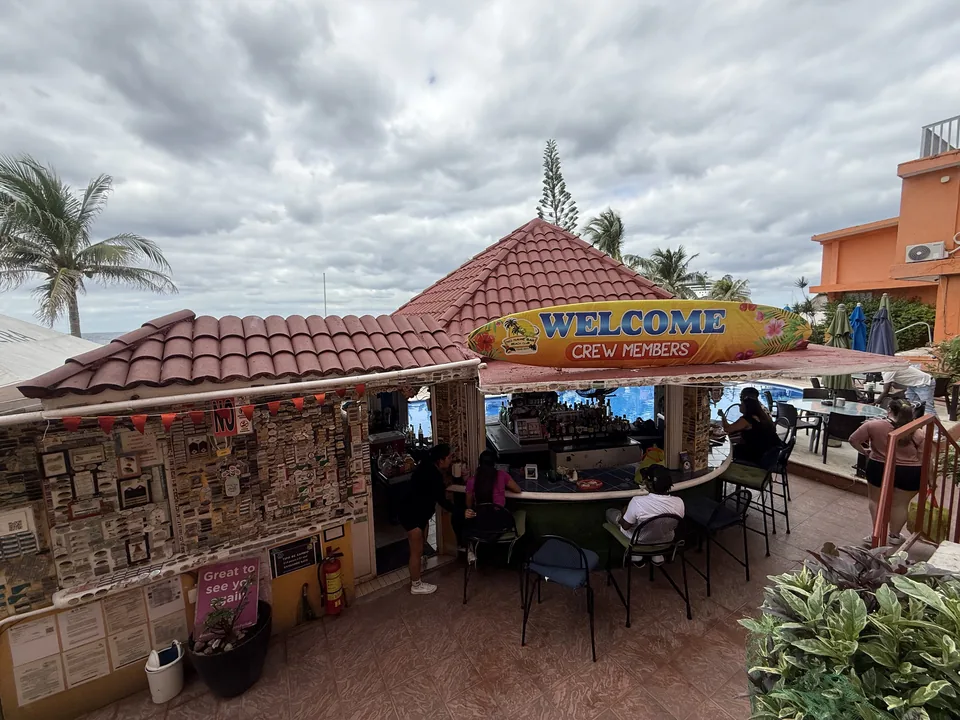 Crew-bar med tegltag, pool og skiltet Welcome Crew Members set oppefra på Cozumel