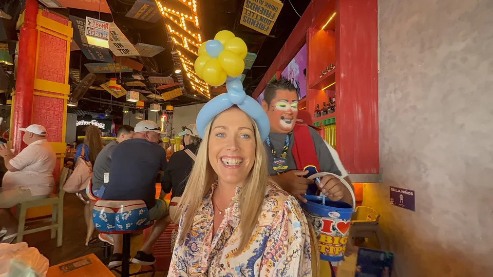 Dianna med ballonhat og en sminket klovn i den festlige bar Señor Frog's på Cozumel