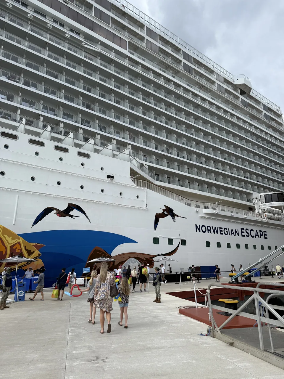 Familien går tilbage langs molen mod Norwegian Escape i Puerta Maya efter en dag på Cozumel