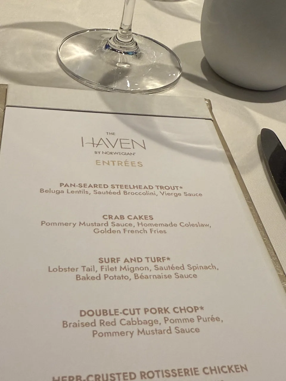 Menukortet med hovedretter i Restaurant Haven på Norwegian Escape, bl.a. surf and turf og crab cakes