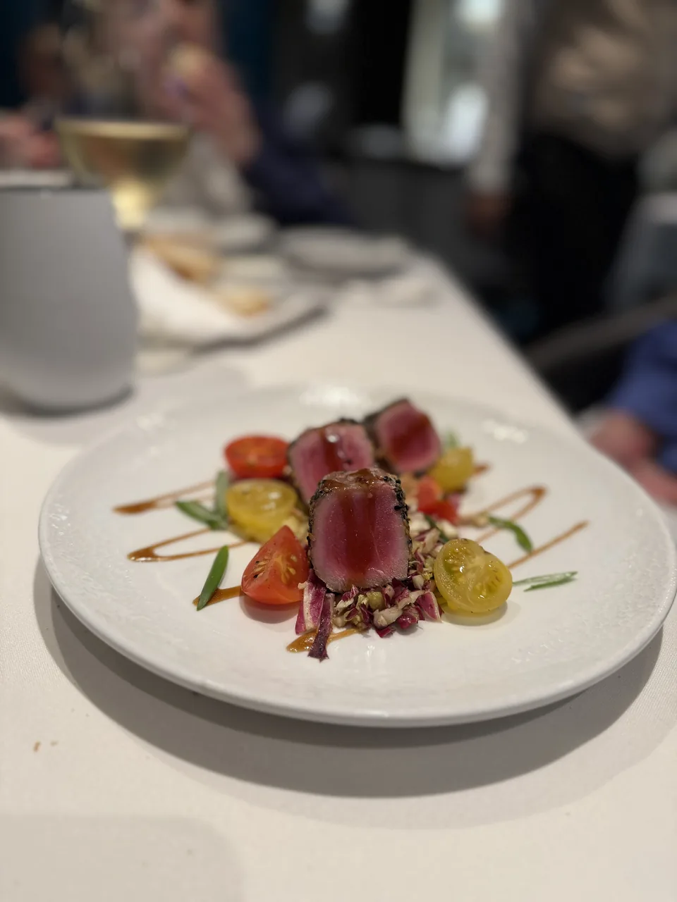 Let stegt tun med cherrytomater og radicchio som forret i Restaurant Haven på Norwegian Escape