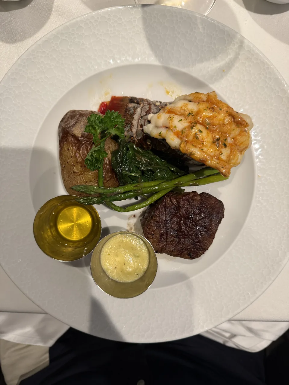 Surf and turf set ovenfra med hummerhale, oksefilet, bagt kartoffel og bearnaise i Restaurant Haven