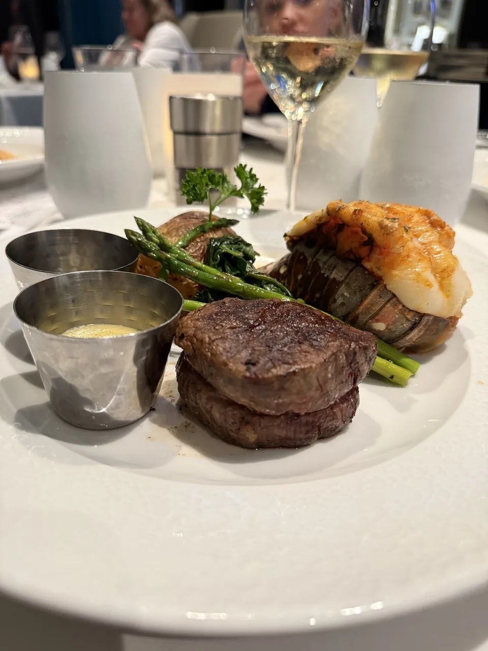 Surf and turf med oksefilet og gratineret hummerhale i Restaurant Haven på Norwegian Escape