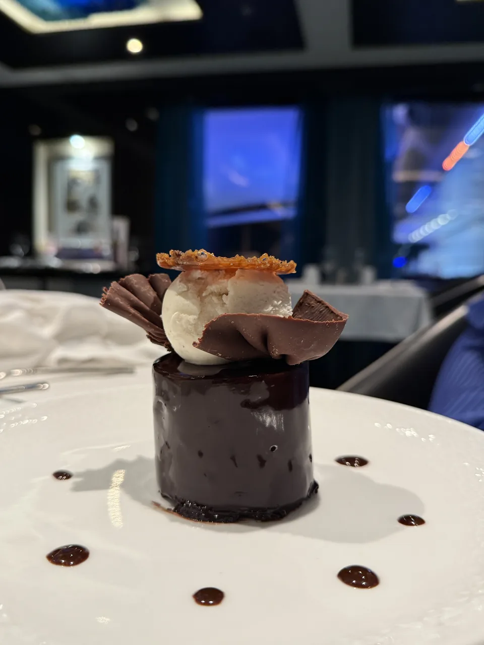 Chokoladedessert toppet med is og chokoladeflager i Restaurant Haven på Norwegian Escape